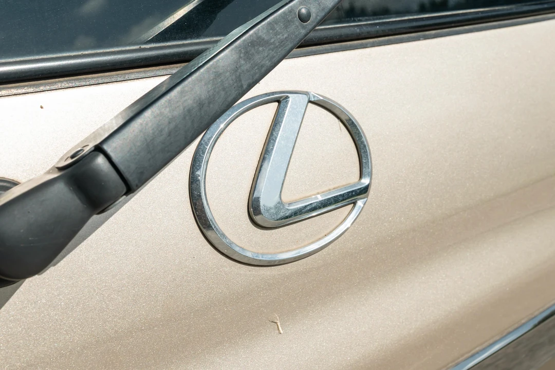 2000 Lexus LX 2nd Gen - Image 24 of 31