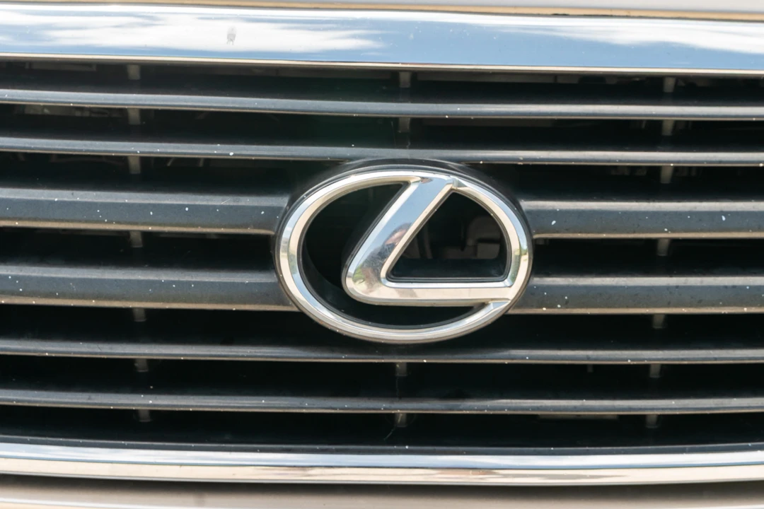 2000 Lexus LX 2nd Gen - Image 13 of 31