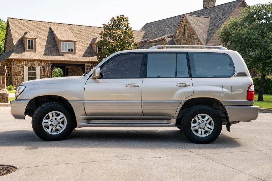 2000 Lexus LX 2nd Gen - Image 3 of 31