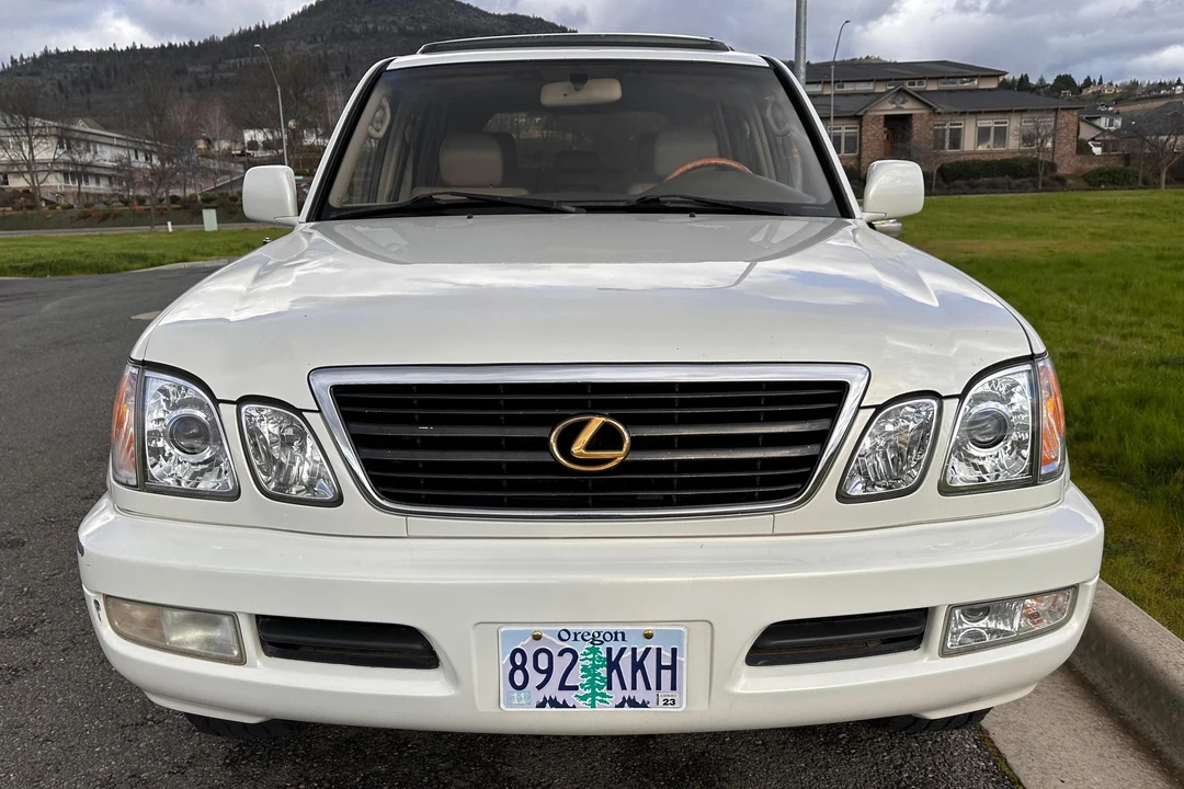 2000 Lexus LX 2nd Gen - Image 2 of 31