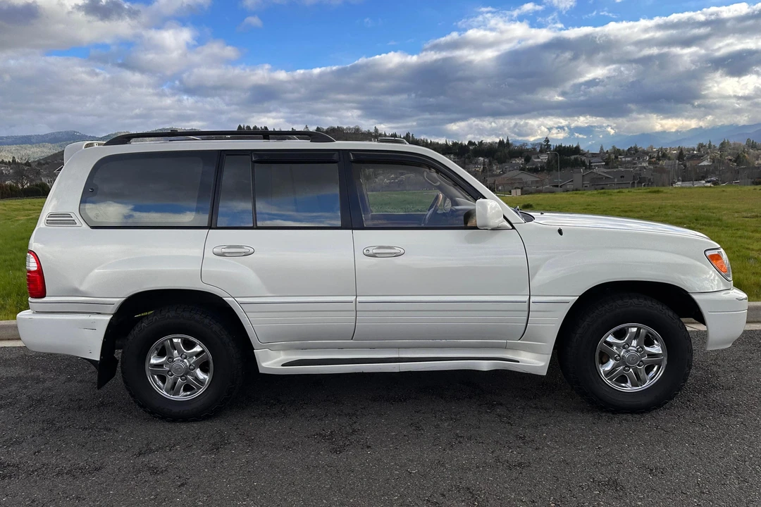 2000 Lexus LX 2nd Gen - Image 3 of 31