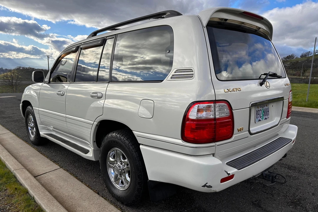 2000 Lexus LX 2nd Gen - Image 4 of 31