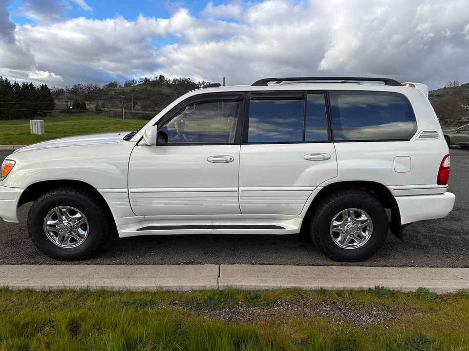 2000 Lexus LX 2nd Gen - Image 9 of 31