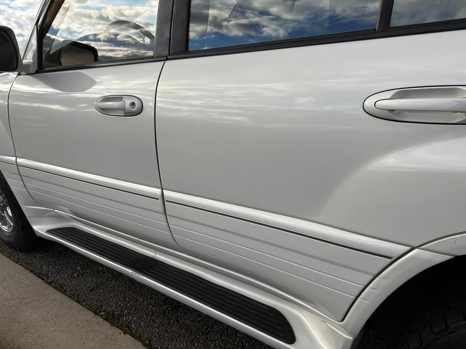 2000 Lexus LX 2nd Gen - Image 23 of 31