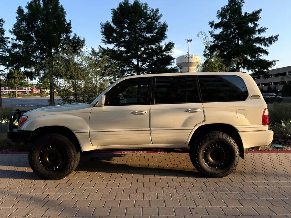 2000 Lexus LX 2nd Gen - Image 2 of 9