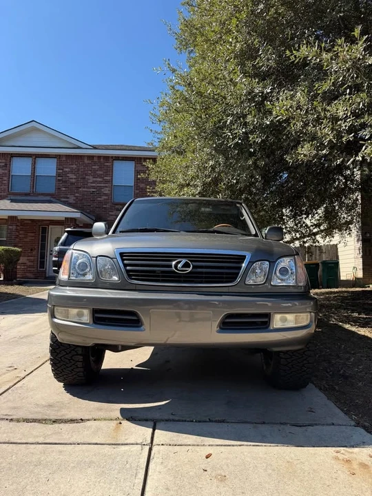 2000 Lexus LX 2nd Gen - Image 2 of 15