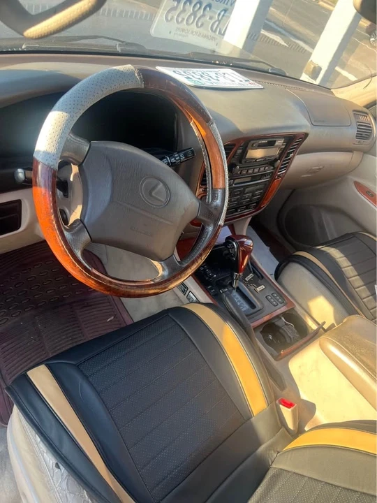 2000 Lexus LX 2nd Gen - Image 10 of 12