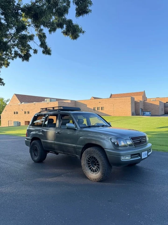 2000 Lexus LX 2nd Gen - Image 2 of 10