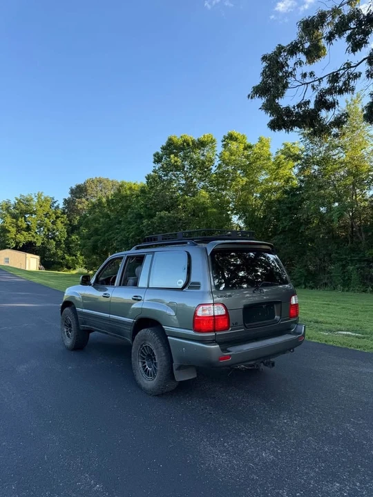 2000 Lexus LX 2nd Gen - Image 4 of 10