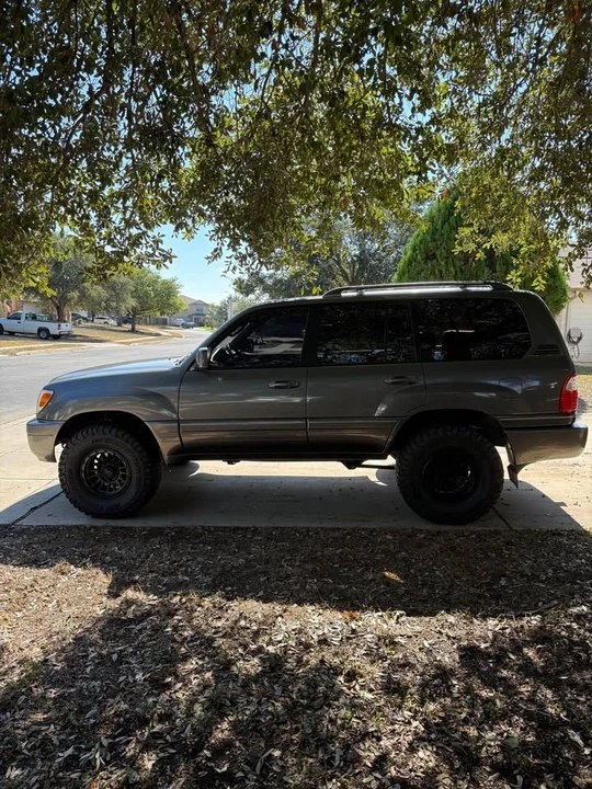 2000 Lexus LX 2nd Gen - Image 3 of 15
