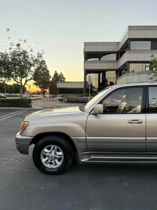 2000 Lexus LX 2nd Gen - Image 6 of 17