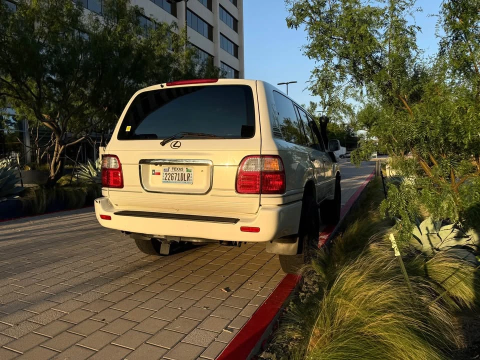 2000 Lexus LX 2nd Gen - Image 6 of 9
