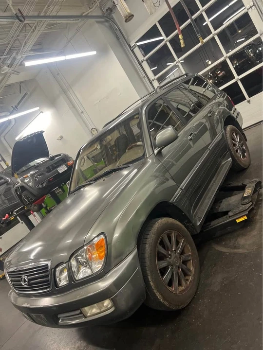 2000 Lexus LX 2nd Gen - Image 11 of 12