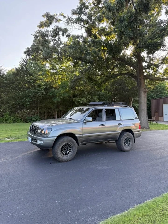 2000 Lexus LX 2nd Gen - Image 5 of 10