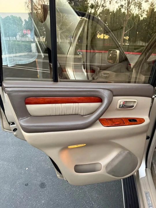 2000 Lexus LX 2nd Gen - Image 11 of 17