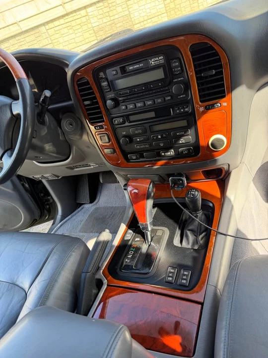 2000 Lexus LX 2nd Gen - Image 12 of 20