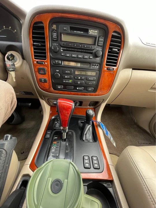 2000 Lexus LX 2nd Gen - Image 12 of 15