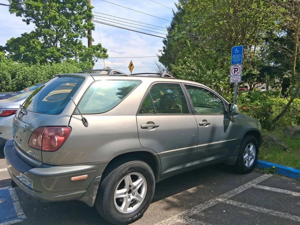 2000 Lexus LX 2nd Gen - Image 3 of 10