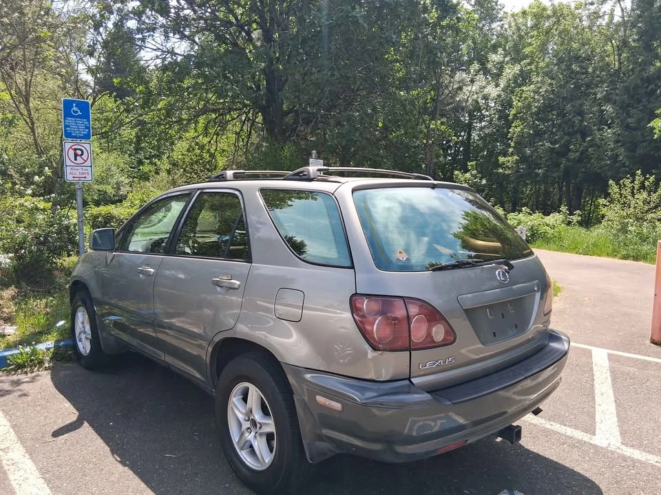 2000 Lexus LX 2nd Gen - Image 2 of 10