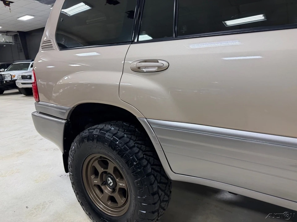 2000 Lexus LX 2nd Gen - Image 10 of 12