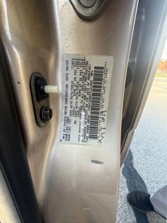 2000 Lexus LX 2nd Gen - Image 10 of 12