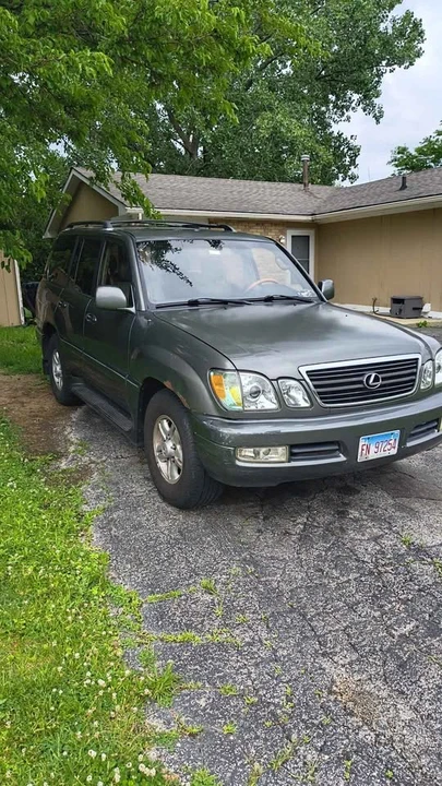 2000 Lexus LX 2nd Gen - Image 2 of 10
