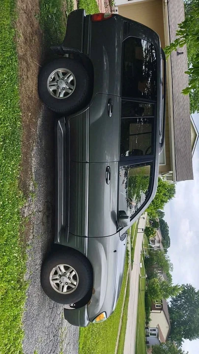 2000 Lexus LX 2nd Gen - Image 3 of 10