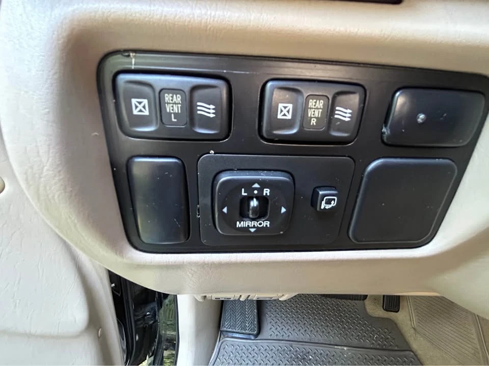 2000 Lexus LX 2nd Gen - Image 8 of 16