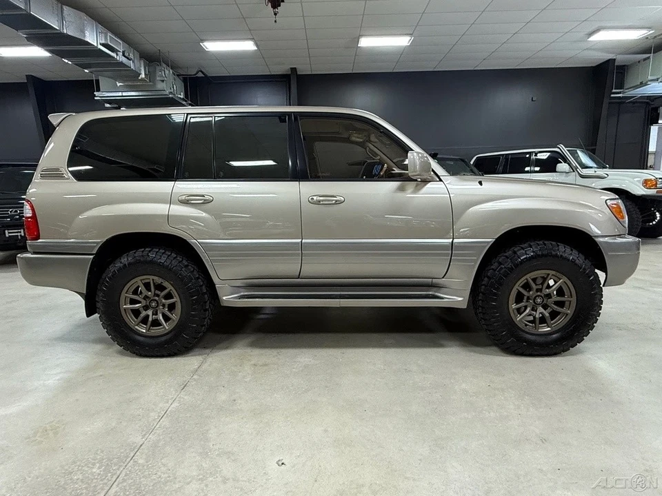 2000 Lexus LX 2nd Gen - Image 9 of 12
