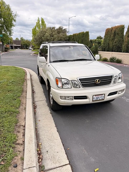 2000 Lexus LX 2nd Gen - Image 2 of 11