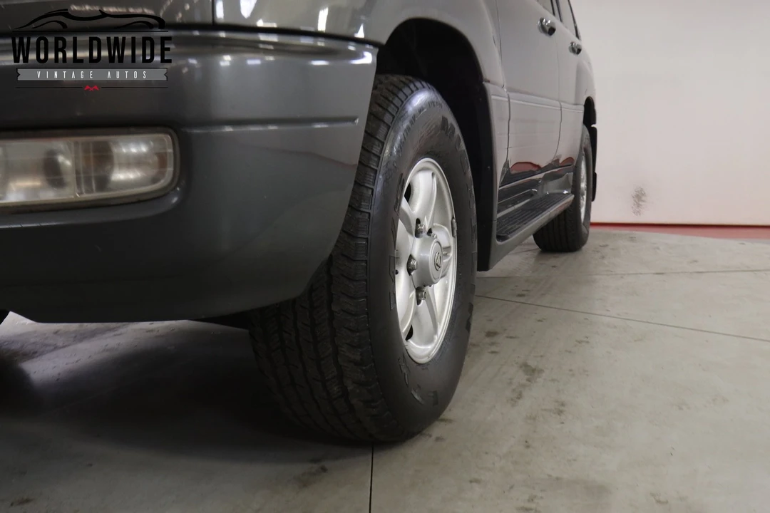 2000 Lexus LX 2nd Gen - Image 11 of 12