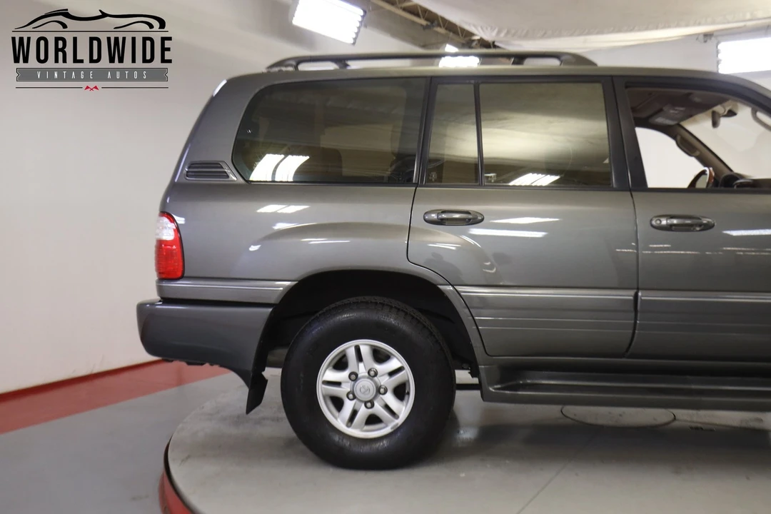 2000 Lexus LX 2nd Gen - Image 9 of 12