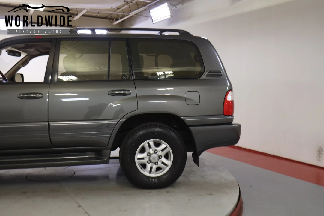 2000 Lexus LX 2nd Gen - Image 10 of 12