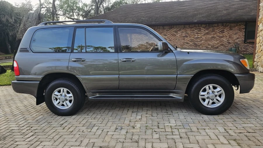 2000 Lexus LX 2nd Gen - Image 2 of 31