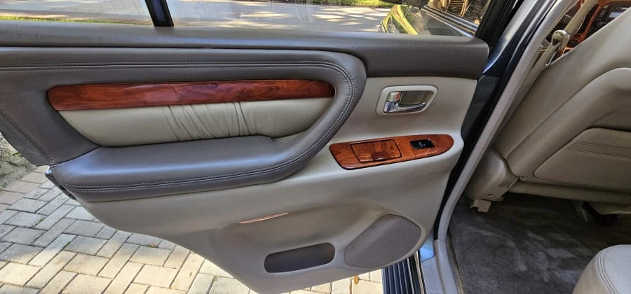 2000 Lexus LX 2nd Gen - Image 28 of 31