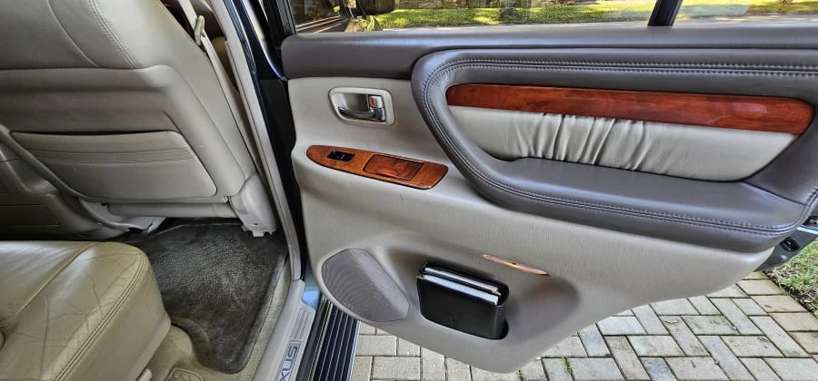2000 Lexus LX 2nd Gen - Image 26 of 31