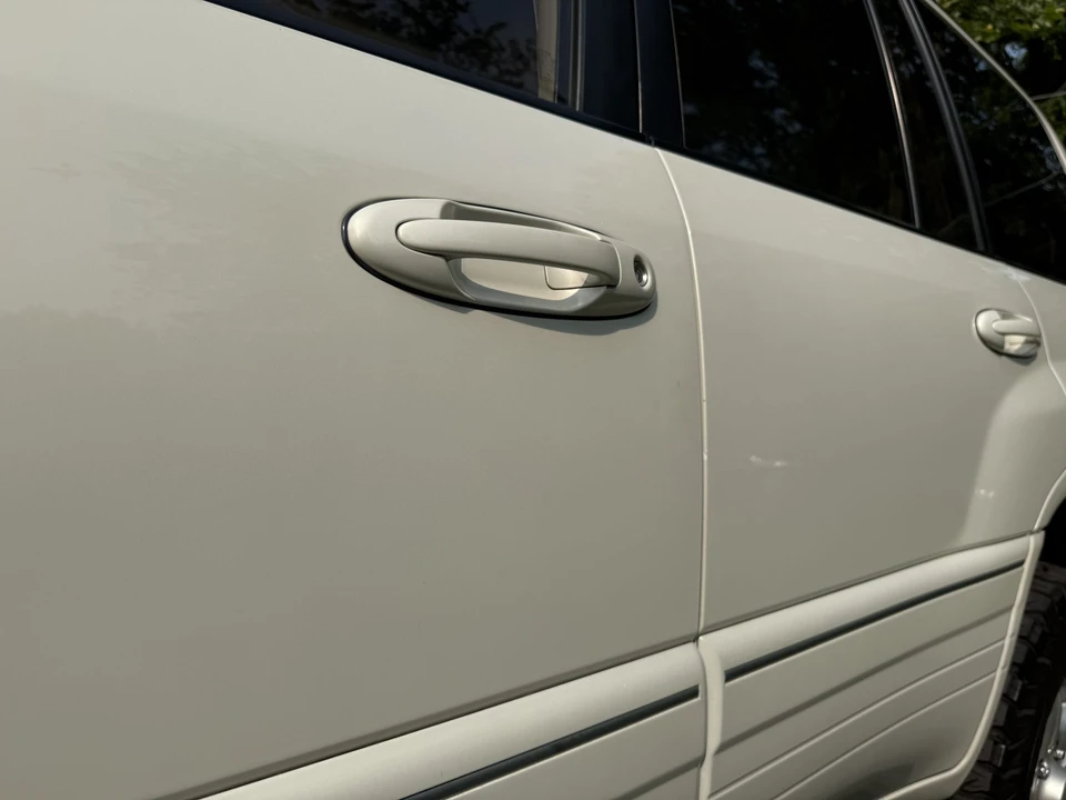 2000 Lexus LX 2nd Gen - Image 27 of 31