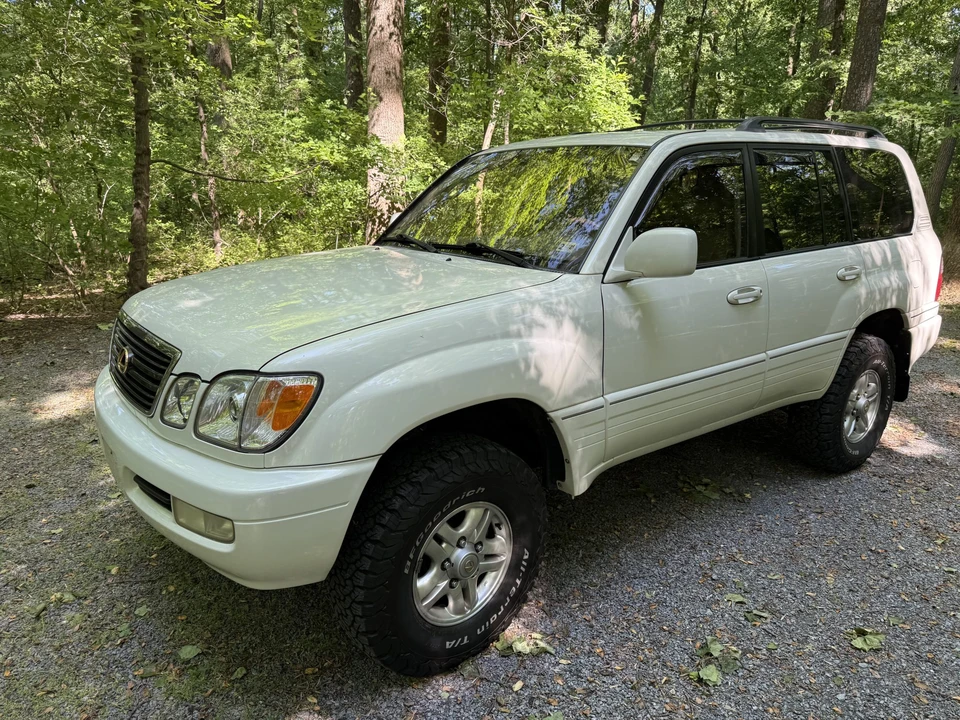 2000 Lexus LX 2nd Gen - Image 2 of 31