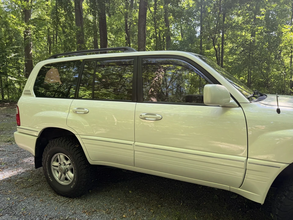 2000 Lexus LX 2nd Gen - Image 17 of 31