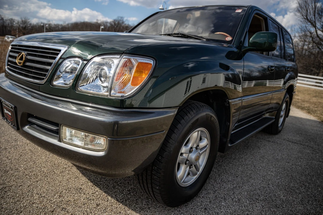 2000 Lexus LX 2nd Gen - Image 10 of 31