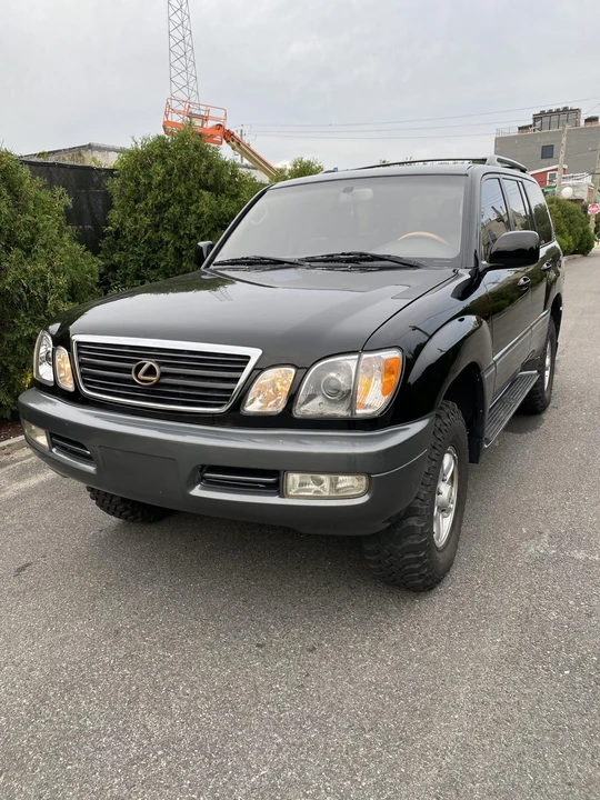 2000 Lexus LX 2nd Gen - Image 2 of 31