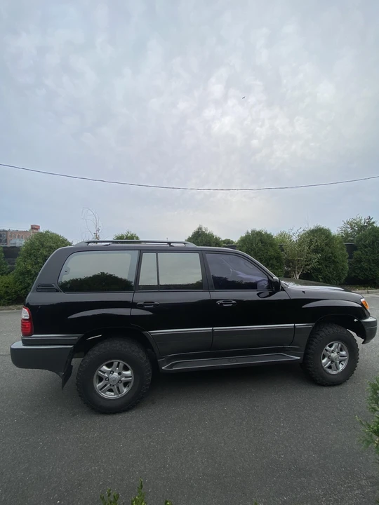 2000 Lexus LX 2nd Gen - Image 10 of 31