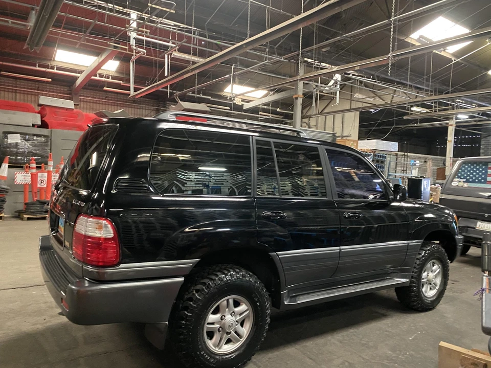 2000 Lexus LX 2nd Gen - Image 9 of 31