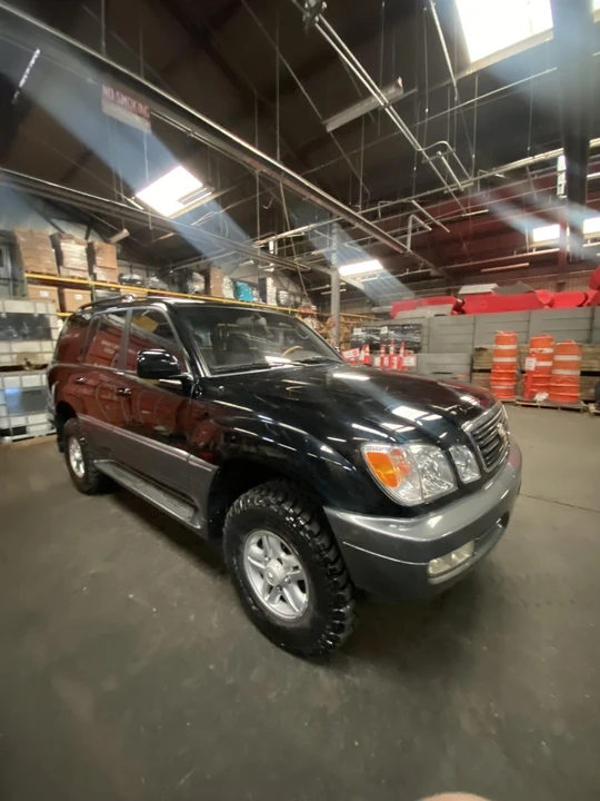 2000 Lexus LX 2nd Gen - Image 11 of 31