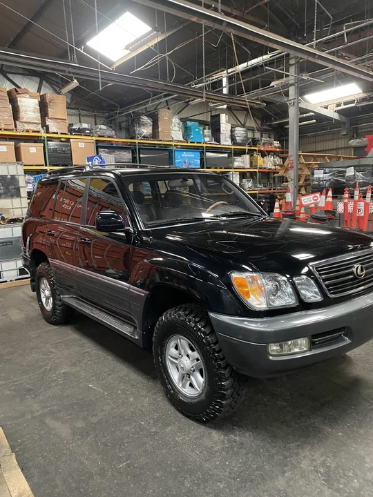 2000 Lexus LX 2nd Gen - Image 13 of 31