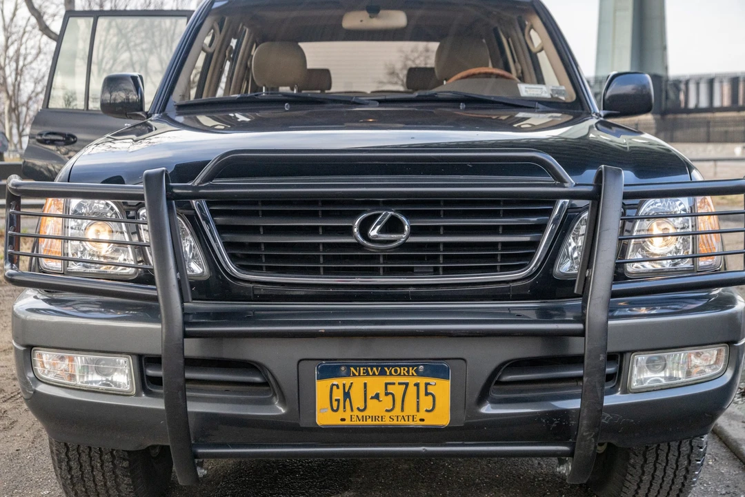 2000 Lexus LX 2nd Gen - Image 10 of 31