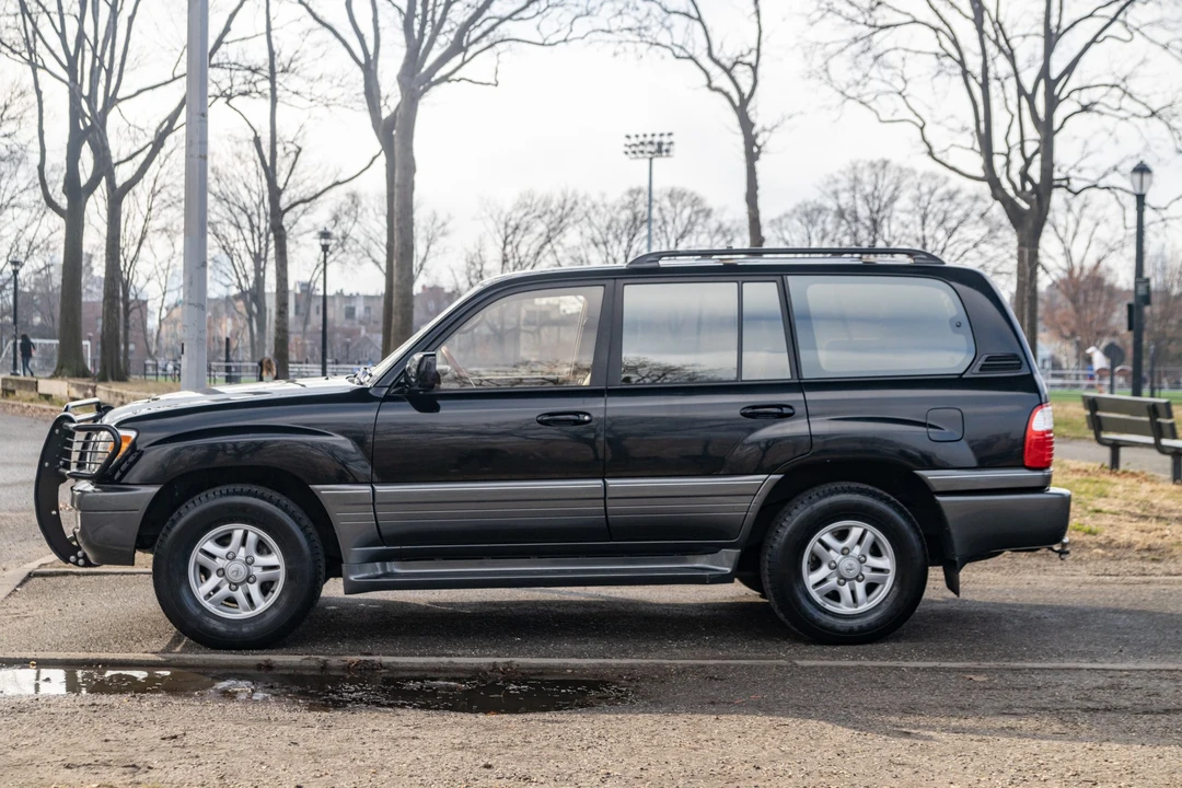 2000 Lexus LX 2nd Gen - Image 2 of 31