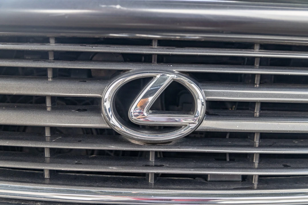 2000 Lexus LX 2nd Gen - Image 15 of 31
