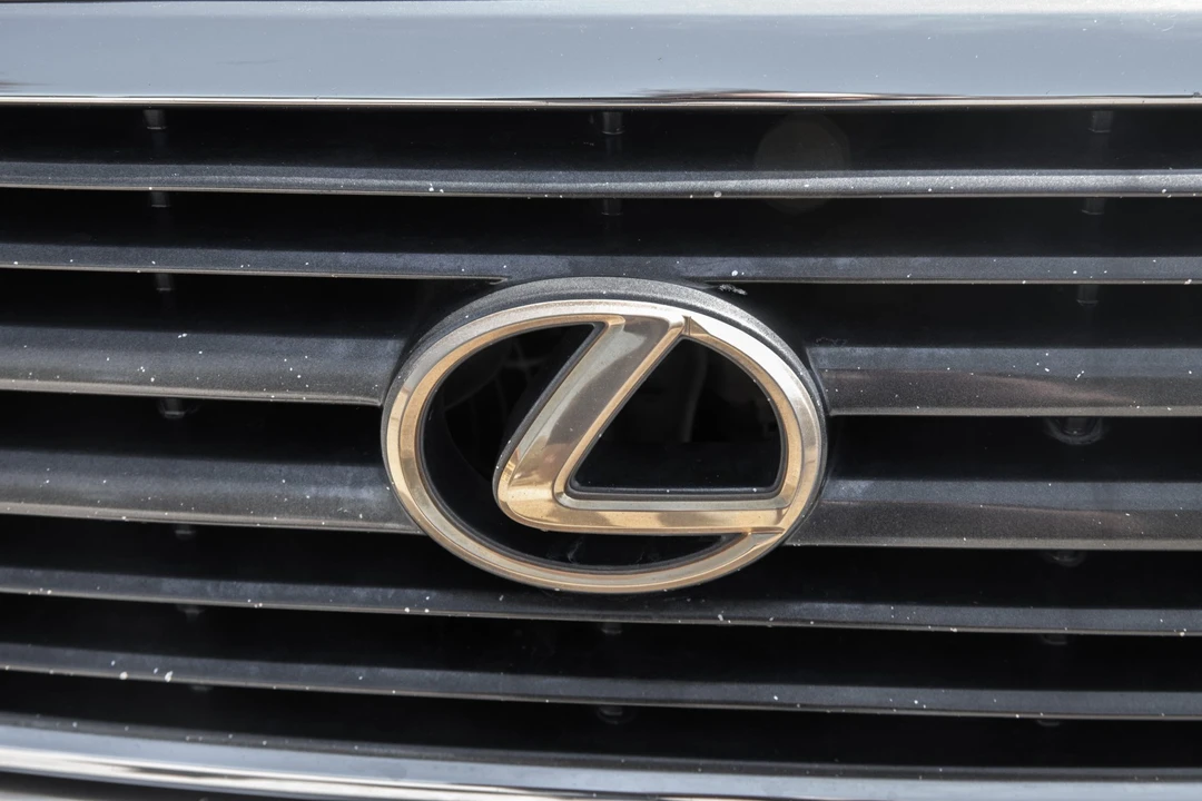 2000 Lexus LX 2nd Gen - Image 15 of 31