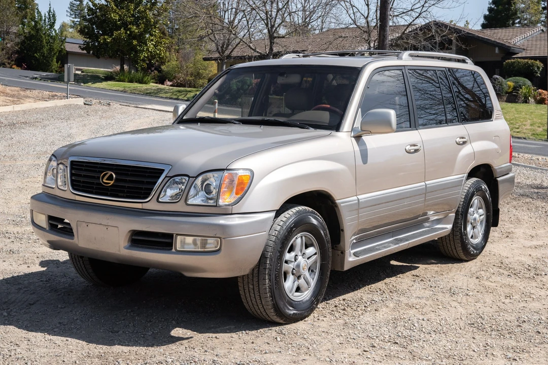 2000 Lexus LX 2nd Gen - Image 2 of 31